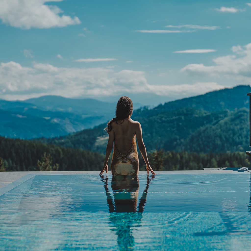 Melanie-am-Pool-Talblick